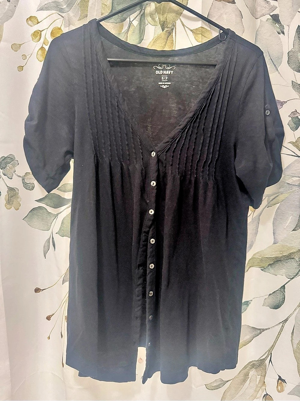 Old Navy Pleated Button Front Top in Black Small